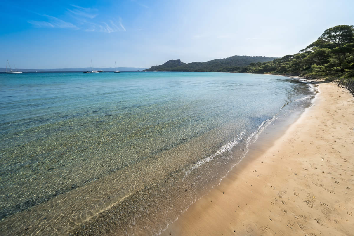 Eaux cristallines et peu profondes, sable fin : découvrez la plage d’argent, une plage familiale à ne pas rater à Porquerolles