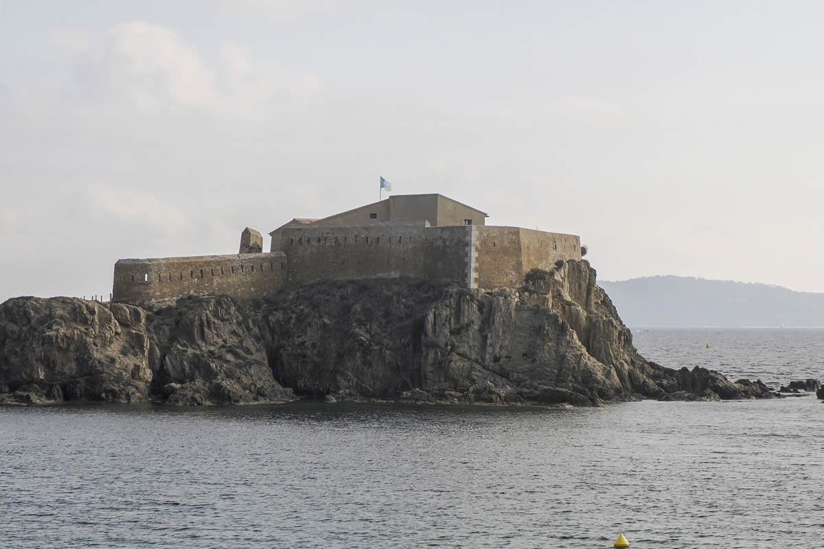 Les forts et batteries de Porquerolles : vestiges militaires au cœur d’un écrin naturel
